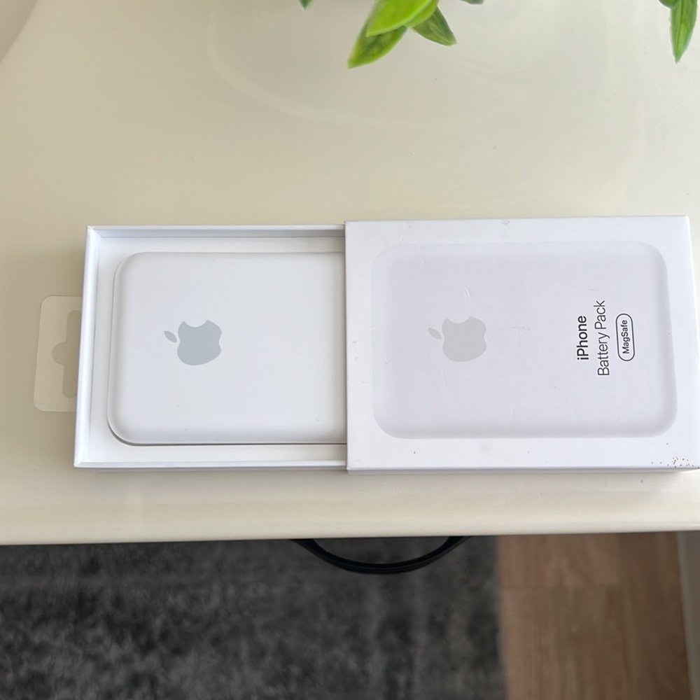 Apple IPhone battery pack -MagSafe
